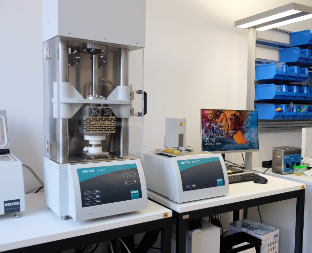 sensXPERT Laboratory with an dielectric analyzer and DSC instrument